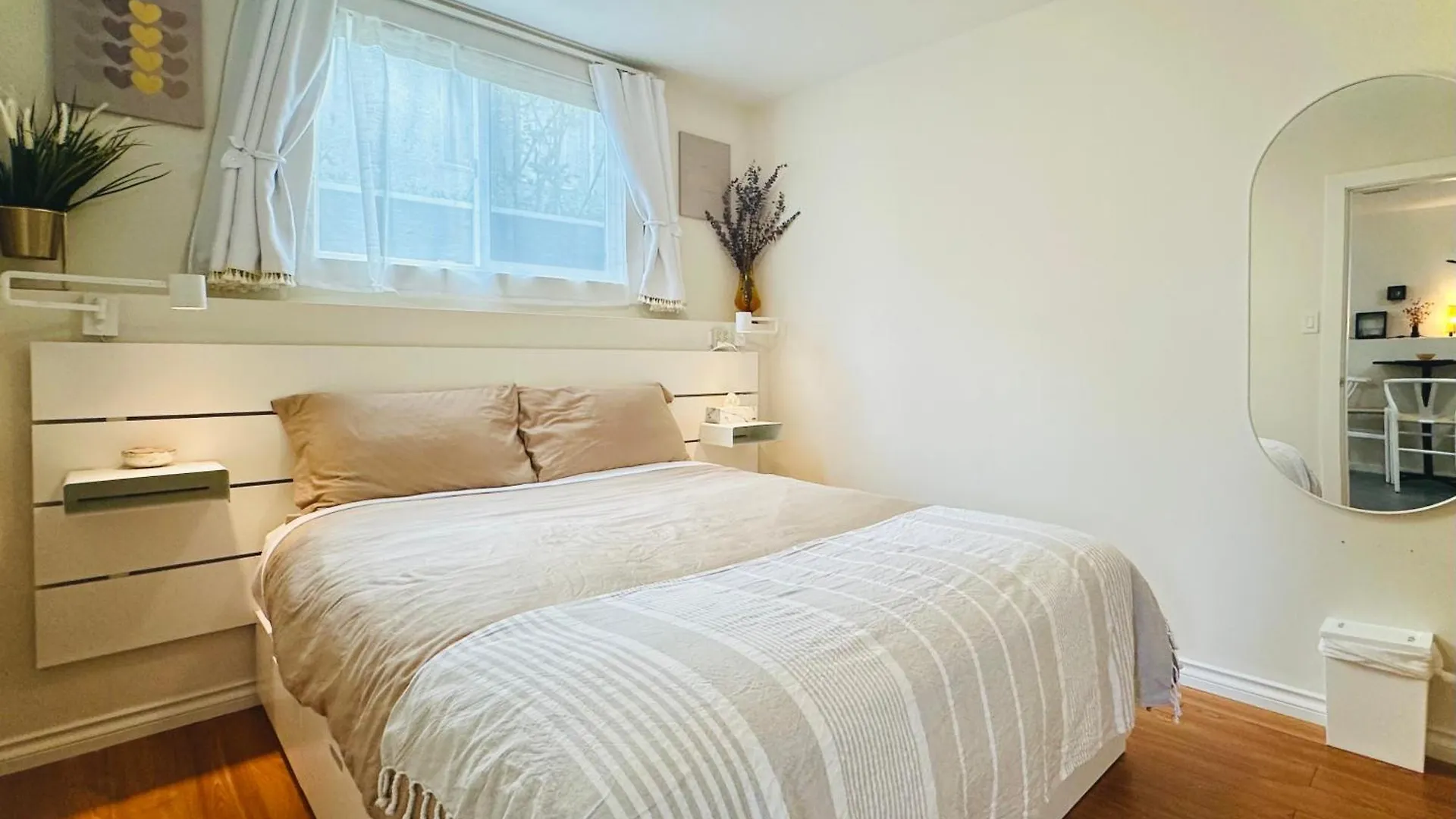 Guest house 2Br 1Ba Garden View Guest Suite - King-Size Bed - Free Parking Vancouver