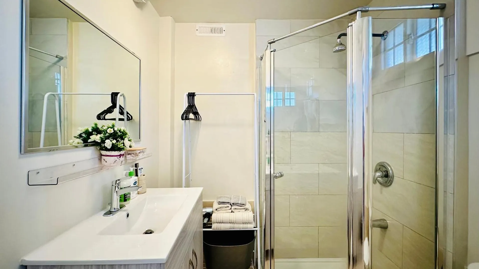 Guest house 2Br 1Ba Garden View Guest Suite - King-Size Bed - Free Parking Vancouver