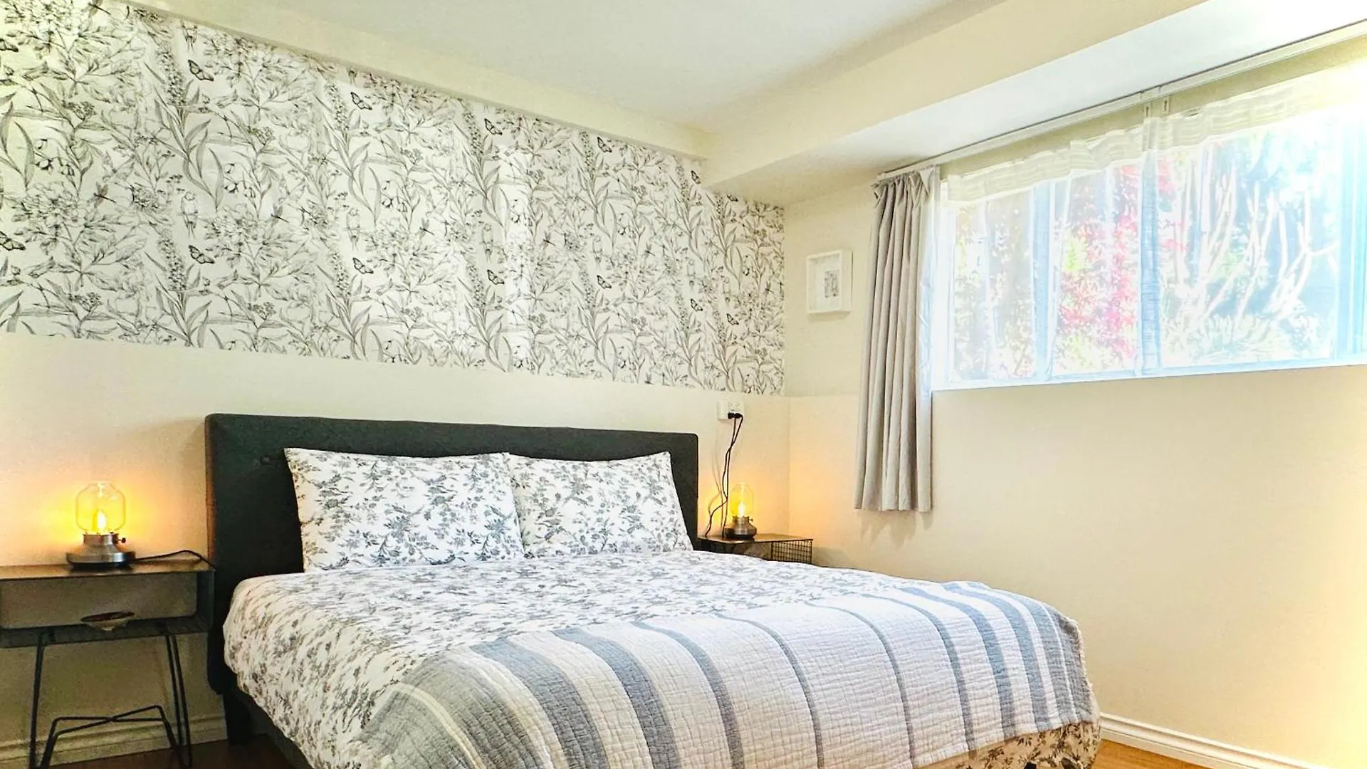 Guest house 2Br 1Ba Garden View Guest Suite - King-Size Bed - Free Parking Vancouver