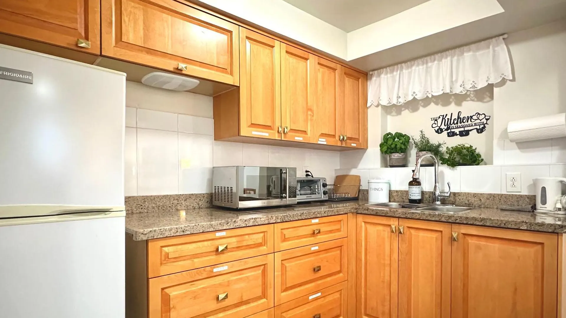 Guest house 2Br 1Ba Garden View Guest Suite - King-Size Bed - Free Parking Vancouver Canada